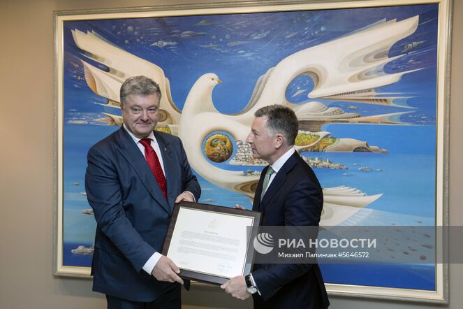 Президент Украины Петр Порошенко (слева) и спецпредставитель Государственного департамента США по вопросам Украины Курт Волкер во время встречи на полях Генеральной Ассамблеи Организации Объединенных Наций в Нью-Йорке. Изображение является раздаточным материалом, предоставлено третьей стороной. Только редакционное использование. Запрет на архивирование, коммерческое использование, рекламную кампанию. Место: США, Нью-Йорк. Автор: Михаил Палинчак/РИА Новости. Заседание Генассамблеи ООН