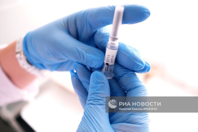 Медик готовит шприц с вакциной против гриппа. Место: Россия, Краснодар. Автор: Николай Хижняк/РИА Новости. Вакцинация от гриппа в Краснодаре