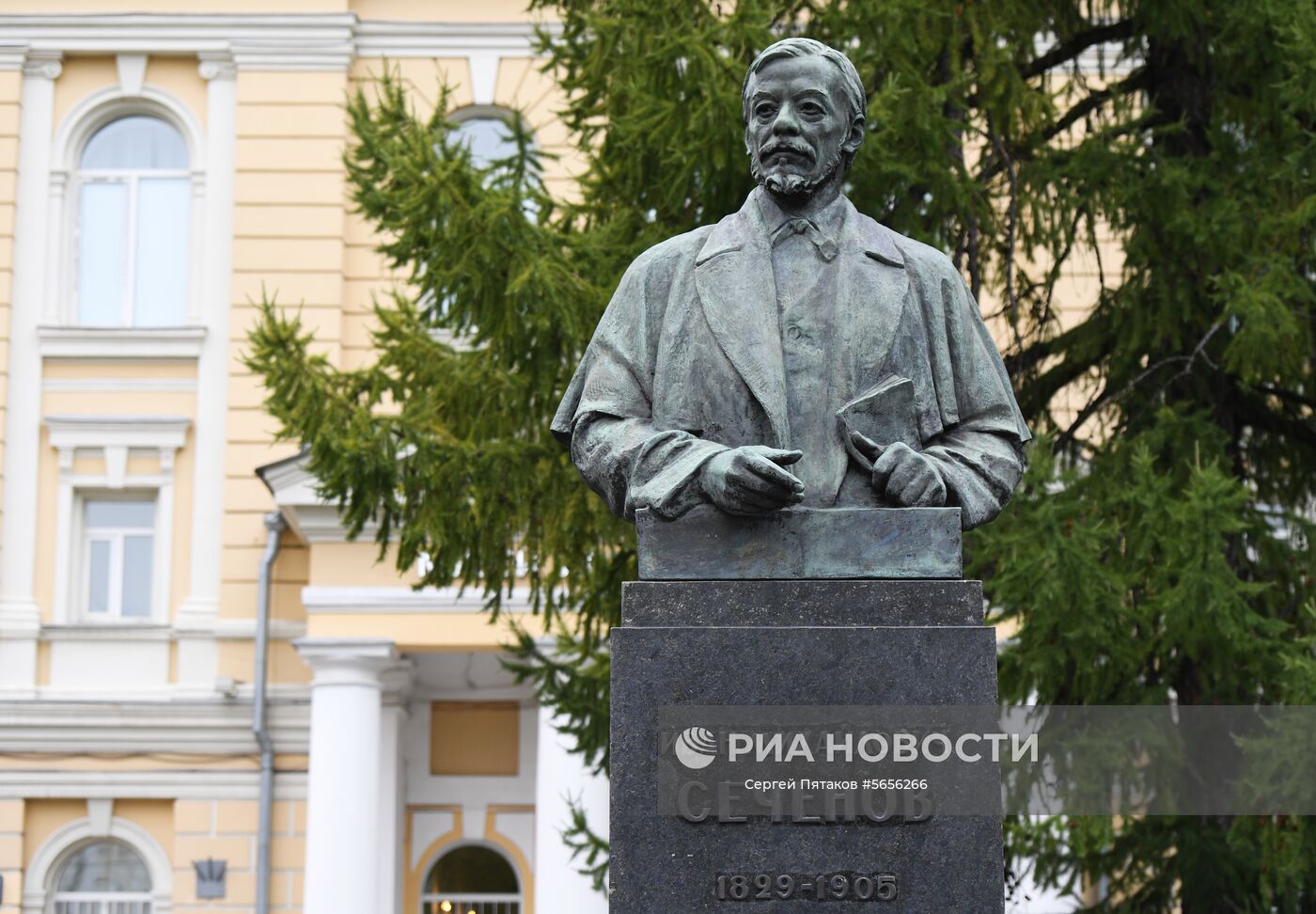 Памятник Ивану Сеченову на Большой Пироговской улице в Москве. Место: Россия, Москва. Автор: Сергей Пятаков/РИА Новости. Медицинский университет им. И.М. Сеченова