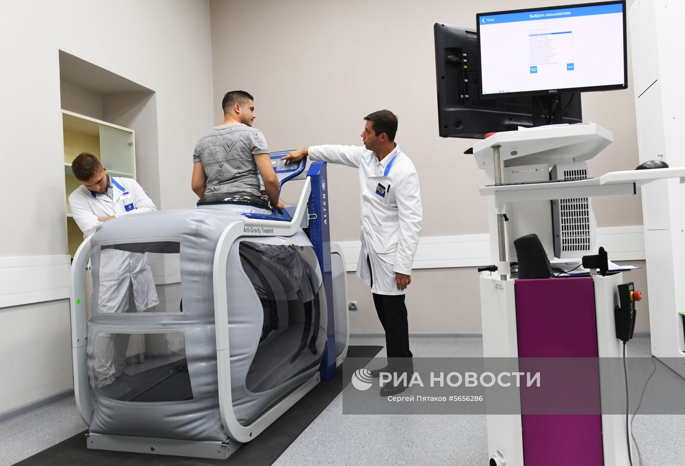 Пациент в кабинете гравитационной и сенсорной реабилитации в Центре Медицинской реабилитации Первого Московского государственного медицинского университета имени Ивана Михайловича Сеченова (МГМУ имени И.М. Сеченова). Место: Россия, Москва. Автор: Сергей Пятаков/РИА Новости. Медицинский университет им. И.М. Сеченова