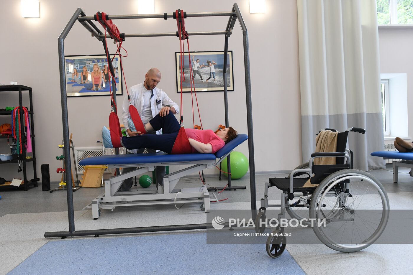 Пациентка в кабинете гравитационной и сенсорной реабилитации в Центре Медицинской реабилитации Первого Московского государственного медицинского университета имени Ивана Михайловича Сеченова (МГМУ имени И.М. Сеченова). Место: Россия, Москва. Автор: Сергей Пятаков/РИА Новости. Медицинский университет им. И.М. Сеченова