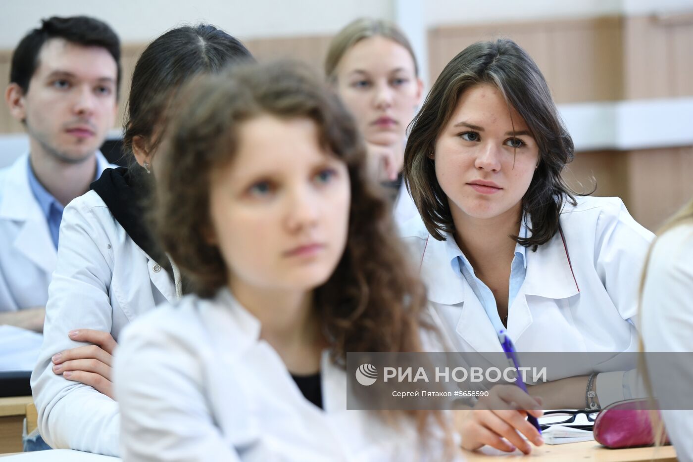 Студенты третьего курса лечебного факультета во время занятий на кафедре паталогической анатомии имени академика А. И. Струкова Первого Московского государственного медицинского университета имени Ивана Михайловича Сеченова (МГМУ имени И. М. Сеченова). Место: Россия, Москва. Автор: Сергей Пятаков/РИА Новости. Медицинский университет им. И.М. Сеченова