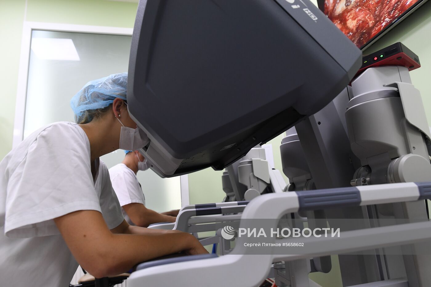 Врачи проводят операцию в отделении роботической хирургии системы "Да Винчи" в операционном блоке клиники урологии Первого Московского государственного медицинского университета имени Ивана Михайловича Сеченова (МГМУ имени И. М. Сеченова). Место: Россия, Москва. Автор: Сергей Пятаков/РИА Новости. Медицинский университет им. И.М. Сеченова
