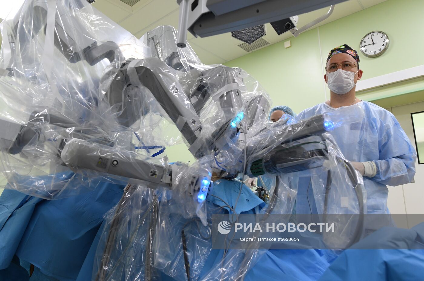 Врачи проводят операцию в отделении роботической хирургии системы "Да Винчи" в операционном блоке клиники урологии Первого Московского государственного медицинского университета имени Ивана Михайловича Сеченова (МГМУ имени И. М. Сеченова). Место: Россия, Москва. Автор: Сергей Пятаков/РИА Новости. Медицинский университет им. И.М. Сеченова