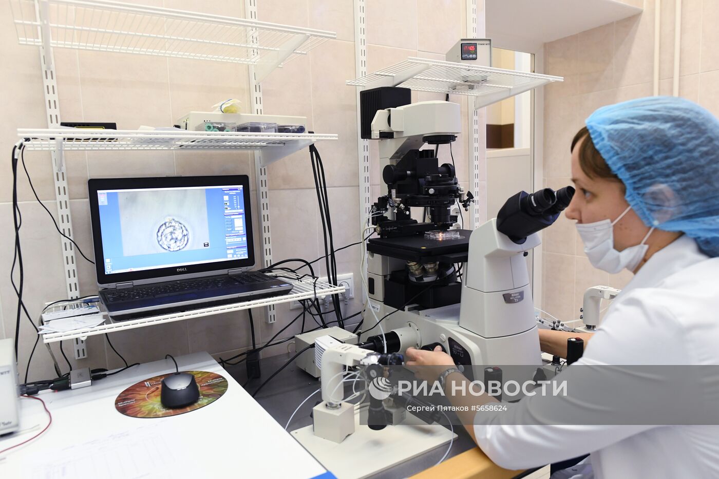 Процесс разморозки криоконсервированного эмбриона в отделении вспомогательных репродукционных технологий (ЭКО) клиники акушерства и гинекологии имени В. Ф. Снегирева Первого Московского государственного медицинского университета имени Ивана Михайловича Сеченова (МГМУ имени И. М. Сеченова). Место: Россия, Москва. Автор: Сергей Пятаков/РИА Новости. Медицинский университет им. И.М. Сеченова