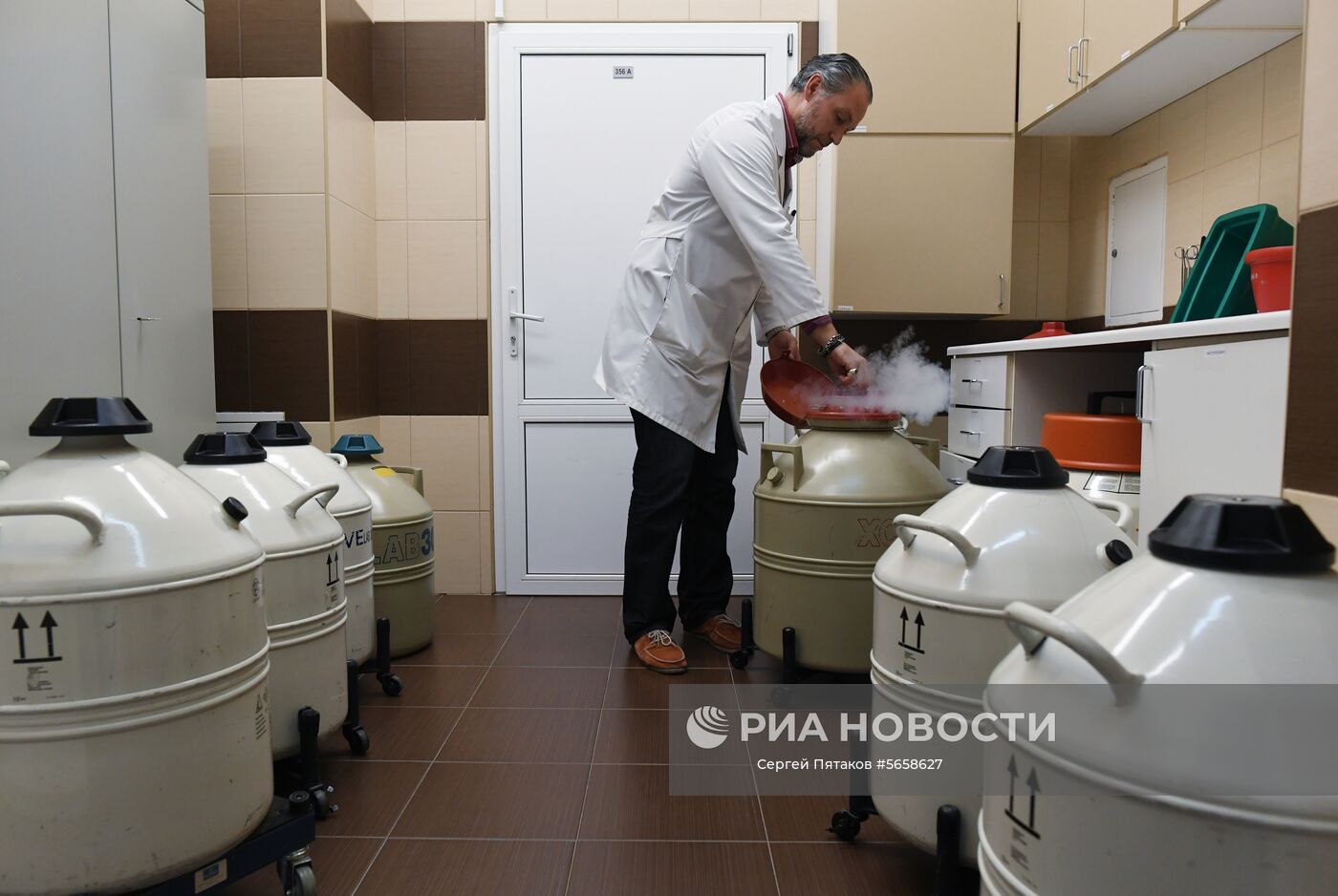 Криохранилище с криоконсервированным биоматериалом в клинике акушерства и гинекологии имени В. Ф. Снегирева Первого Московского государственного медицинского университета имени Ивана Михайловича Сеченова (МГМУ имени И. М. Сеченова). Место: Россия, Москва. Автор: Сергей Пятаков/РИА Новости. Медицинский университет им. И.М. Сеченова