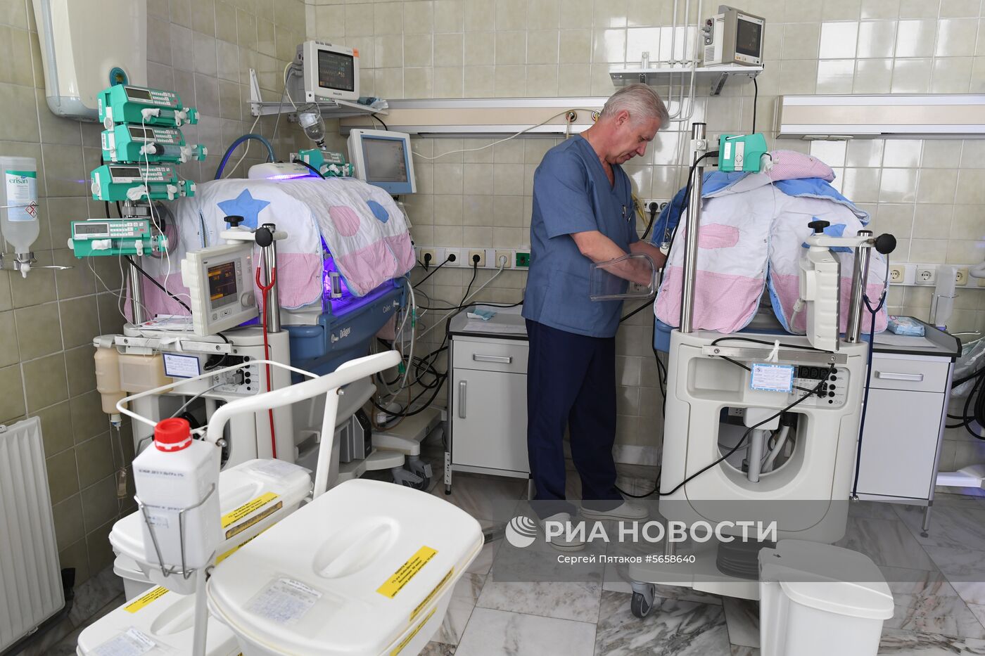 Врач осматривает глубоко недоношенного ребенка, подключенного к аппарату искусственной вентиляции легких, в детском отделении реанимации клиники акушерства и гинекологии имени В. Ф. Снегирева Первого Московского государственного медицинского университета имени Ивана Михайловича Сеченова (МГМУ имени И. М. Сеченова). Место: Россия, Москва. Автор: Сергей Пятаков/РИА Новости. Медицинский университет им. И.М. Сеченова