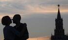Молодые люди в парке "Зарядье" в Москве. Место: Россия, Москва. Автор: Кирилл Каллиников/РИА Новости. Парк "Зарядье"