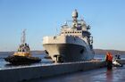 Швартовка большого десантного корабля "Иван Грен" военно-морского флота России в порту Североморска. Большой десантный корабль проекта 11711 "Иван Грен", разработанный Невским проектно-конструкторским бюро и построенный на Прибалтийском судостроительном заводе "Янтарь" в Калининграде, был принят в боевой состав Военно-морского флота России 20 июня 2018 года. На борту БДК «Иван Грен», который станет флагманом кораблей 121-й десантной бригады, могут разместиться три сотни морских пехотинцев, 13 танков или порядка 40 единиц бронетанковой техники, авиация. Место: Россия, Мурманская область, Североморск. Автор: Павел Львов. Большой десантный корабль "Иван Грен" прибыл в порт Мурманска