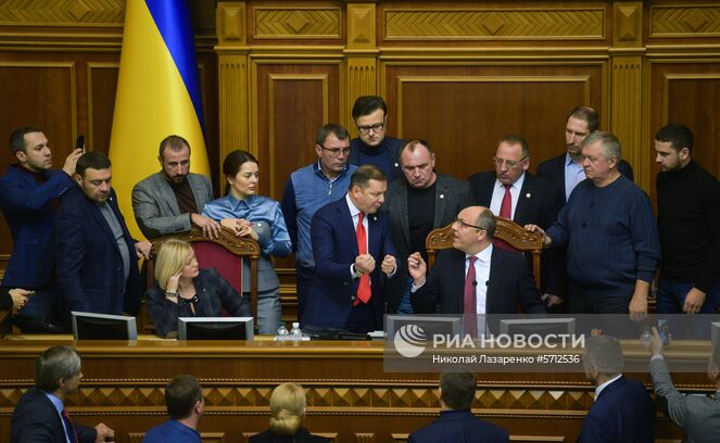 Лидер "Радикальной партии" Олег Ляшко (в центре) с однопартийцами на заседании Верховной рады Украины. На фоне инцидента с нарушением российской границы украинскими кораблями Совет национальной безопасности и обороны (СНБО) Украины принял решение ввести военное положение на территории страны на 60 суток. Решение должна утвердить Верховная рада. Изображение является раздаточным материалом, предоставлено третьей стороной. Только редакционное использование. Запрет на архивирование, коммерческое использование, рекламную кампанию. Место: Украина, Киев. Автор: Николай Лазаренко/РИА Новости. Заседание Верховной рады Украины