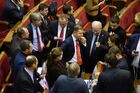 Лидер "Радикальной партии" Олег Ляшко (в центре) с однопартийцами на заседании Верховной рады Украины. На фоне инцидента с нарушением российской границы украинскими кораблями Совет национальной безопасности и обороны (СНБО) Украины принял решение ввести военное положение на территории страны на 60 суток. Решение должна утвердить Верховная рада. Место: Украина, Киев. Автор: Стрингер. Заседание Верховной рады Украины