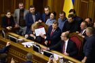 Лидер "Радикальной партии" Олег Ляшко и председатель Верховной рады Украины Андрей Парубий (по центру слева направо) на заседании Верховной рады Украины. На фоне инцидента с нарушением российской границы украинскими кораблями Совет национальной безопасности и обороны (СНБО) Украины принял решение ввести военное положение на территории страны на 60 суток. Решение должна утвердить Верховная рада. Место: Украина, Киев. Автор: Стрингер. Заседание Верховной рады Украины