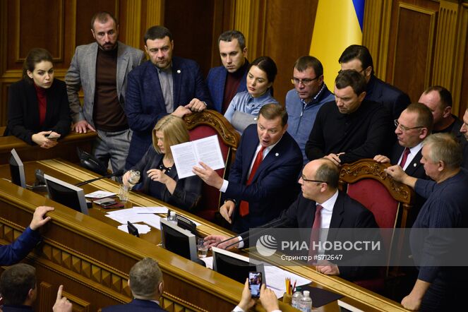 Лидер "Радикальной партии" Олег Ляшко и председатель Верховной рады Украины Андрей Парубий (по центру слева направо) на заседании Верховной рады Украины. На фоне инцидента с нарушением российской границы украинскими кораблями Совет национальной безопасности и обороны (СНБО) Украины принял решение ввести военное положение на территории страны на 60 суток. Решение должна утвердить Верховная рада. Место: Украина, Киев. Автор: Стрингер/РИА Новости. Заседание Верховной рады Украины