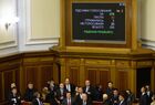 Депутаты на заседании Верховной рады Украины, где рассматривается решение о введении военного положения в стране. На табло: результаты голосования за утверждение указа президента о введении военного положения в ряде областей Украины на 30 дней. Место: Украина, Киев. Автор: Стрингер. Заседание Верховной рады Украины