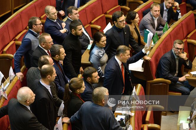 Депутаты на заседании Верховной рады Украины, где рассматривается решение о введении военного положения в стране. На фоне инцидента с нарушением российской границы украинскими кораблями Совет национальной безопасности и обороны (СНБО) Украины принял решение ввести военное положение на территории страны на 60 суток. Решение должна утвердить Верховная рада. Место: Украина, Киев. Автор: Стрингер/РИА Новости. Заседание Верховной рады Украины
