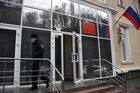 У здания Киевского районного суда Симферополя, где будет рассмотрен вопрос о мере пресечения для украинских моряков с трех кораблей ВМС Украины "Бердянск", "Никополь" и "Яны Капу". Моряки были задержаны в связи с тем, что, двигаясь из Черного моря к Керченскому проливу, нарушили российскую границу, не реагировали на требования пограничников остановиться и опасно маневрировали. Место: Россия, Республика Крым, Симферополь. Автор: Алексей Мальгавко/РИА Новости. Избрание меры пресечения задержанным украинским морякам