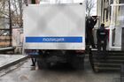Полицейский автозак у Киевского районного суда Симферополя, где будет рассмотрен вопрос о мере пресечения для украинских моряков с трех кораблей ВМС Украины "Бердянск", "Никополь" и "Яны Капу". Моряки были задержаны в связи с тем, что, двигаясь из Черного моря к Керченскому проливу, нарушили российскую границу, не реагировали на требования пограничников остановиться и опасно маневрировали. Место: Россия, Республика Крым, Симферополь. Автор: Алексей Мальгавко/РИА Новости. Избрание меры пресечения задержанным украинским морякам