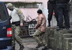 Один из задержанных моряков с кораблей ВМС Украины "Бердянск", "Никополь" и "Яны Капу" (в центре) у Киевского районного суда Симферополя, где рассматривается вопрос об избрании меры пресечения. Моряки были задержаны в связи с тем, что, двигаясь из Черного моря к Керченскому проливу, нарушили российскую границу, не реагировали на требования пограничников остановиться и опасно маневрировали. Место: Россия, Республика Крым, Симферополь. Автор: Алексей Мальгавко/РИА Новости. Избрание меры пресечения задержанным украинским морякам