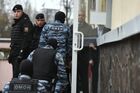 Сотрудники правоохранительных органов у здания Киевского районного суда Симферополя, где будет рассмотрен вопрос о мере пресечения для украинских моряков с трех кораблей ВМС Украины "Бердянск", "Никополь" и "Яны Капу". Моряки были задержаны в связи с тем, что, двигаясь из Черного моря к Керченскому проливу, нарушили российскую границу, не реагировали на требования пограничников остановиться и опасно маневрировали. Место: Россия, Республика Крым, Симферополь. Автор: Алексей Мальгавко/РИА Новости. Избрание меры пресечения задержанным украинским морякам