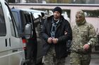 Один из задержанных моряков с кораблей ВМС Украины "Бердянск", "Никополь" и "Яны Капу" (слева) у Киевского районного суда Симферополя, где рассматривается вопрос об избрании меры пресечения. Моряки были задержаны в связи с тем, что, двигаясь из Черного моря к Керченскому проливу, нарушили российскую границу, не реагировали на требования пограничников остановиться и опасно маневрировали. Место: Россия, Республика Крым, Симферополь. Автор: Алексей Мальгавко/РИА Новости. Избрание меры пресечения задержанным украинским морякам