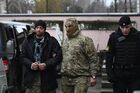 Один из задержанных моряков с кораблей ВМС Украины "Бердянск", "Никополь" и "Яны Капу" (слева) у Киевского районного суда Симферополя, где рассматривается вопрос об избрании меры пресечения. Моряки были задержаны в связи с тем, что, двигаясь из Черного моря к Керченскому проливу, нарушили российскую границу, не реагировали на требования пограничников остановиться и опасно маневрировали. Место: Россия, Республика Крым, Симферополь. Автор: Алексей Мальгавко/РИА Новости. Избрание меры пресечения задержанным украинским морякам