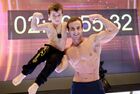 Слева направо: пятилетний Рахим Куриев, установивший мировой рекорд по количеству отжиманий от пола, и рекордсмен Книги рекордов Гиннеса по количеству отжиманий от пола за одну минуту Андрей Лобков. Рахим выполнил 3202 отжимания за один подход за 2 часа 30 минут.
Место: Чеченская Республика, Грозный. Автор: Саид Царнаев/РИА Новости. Попытка установления рекорда по отжиманию пятилетним мальчиком из Чечни