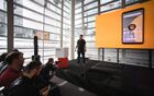 Вице-президент по экосистемным продуктам "Яндекса" Федор Ежов на презентации «Яндекс.Телефона» в московском офисе российской интернет-компании «Яндекс». У телефона 5,35-дюймовый дисплей с разрешением Full HD+, восьмиядерный процессор Snapdragon 630, 4 ГБ оперативной памяти и 64-гигабайтный накопитель. Место: Россия, Москва. Автор: Евгений Одиноков/РИА Новости. Презентация "Яндекс.Телефона"