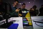 На презентации «Яндекс.Телефона» в московском офисе российской интернет-компании «Яндекс». У телефона 5,35-дюймовый дисплей с разрешением Full HD+, восьмиядерный процессор Snapdragon 630, 4 ГБ оперативной памяти и 64-гигабайтный накопитель. Место: Россия, Москва. Автор: Евгений Одиноков/РИА Новости. Презентация "Яндекс.Телефона"