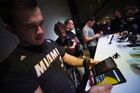 На презентации «Яндекс.Телефона» в московском офисе российской интернет-компании «Яндекс». У телефона 5,35-дюймовый дисплей с разрешением Full HD+, восьмиядерный процессор Snapdragon 630, 4 ГБ оперативной памяти и 64-гигабайтный накопитель. Место: Россия, Москва. Автор: Евгений Одиноков/РИА Новости. Презентация "Яндекс.Телефона"