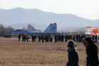 Истребитель Су-35С пилотажной группы "Соколы России" на аэродроме Центральная Угловая под Владивостоком, где проходят торжественные мероприятия, приуроченные к 100-летию со дня образования истребительного авиационного полка армии ВВС и ПВО Восточного военного округа. Место: Россия, Приморский край, Владивосток. Автор: Антон Балашов/РИА Новости. Выступление пилотажной группы "Соколы России" во Владивостоке