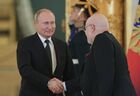11 декабря 2018. Президент РФ Владимир Путин и председатель Совета при президенте РФ по развитию гражданского общества и правам человека (СПЧ) Михаил Федотов (справа) перед началом заседания в Кремле Совета по развитию гражданского общества и правам человека. Место: Россия, Москва. Автор: Алексей Куденко/РИА Новости. Президент РФ В. Путин провел заседание Совета по развитию гражданского общества и правам человека
