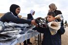 Сирийские беженцы пересекают гуманитарный коридор Абу-Духур в окрестностях провинции Идлиб. Место: Сирия. Автор: Михаил Воскресенский. Гуманитарный коридор Абу-Духур в провинции Идлиб
