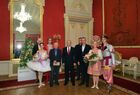 27 декабря 2018. Президент РФ Владимир Путин фотографируется с артистами балета, участвовавшими в балете «Щелкунчик» постановки Юрия Григоровича в рамках торжественного вечера по случаю встречи нового, 2019 года в Государственном академическом Большом театре (ГАБТ). На праздничное мероприятие приглашены члены правительства РФ, представители Совета Федерации РФ и Государственной Думы РФ, федеральных органов исполнительной и судебной власти, органов государственной власти субъектов Федерации, деятели науки, культуры, искусства, спорта, военные, главы традиционных конфессий, лидеры политических партий, руководители крупнейших предприятий и общественных организаций. Место: Россия, Москва. Автор: Алексей Дружинин. Президент РФ В. Путин посетил торжественный вечер по случаю встречи нового, 2019 года в Большом театре