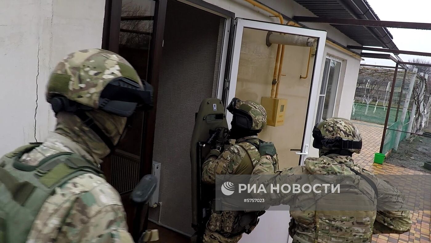 Сотрудники ФСБ РФ во время операции по задержанию лиц, причастных к осуществлению сбора и переправки денежных средств на нужды запрещённой в Российской Федерации международной террористической организации "Исламское государство". Стоп-кадр с видео, предоставленного ФСБ РФ. Изображение является раздаточным материалом, предоставлено третьей стороной. Только редакционное использование. Запрет на архивирование, коммерческое использование, рекламную кампанию. Место: Россия. ФСБ РФ пресекла деятельность ячейки по финансированию террористов