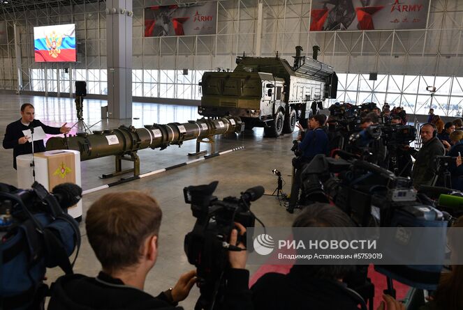 Пусковая установка "Искандер-М" и ракета 9М729 в выставочном павильоне КВЦ "Патриот" в Московской области. Место: Россия, Московская область. Автор: Владимир Астапкович/РИА Новости. Демонстрация ракеты 9М729 для военных атташе