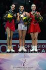 Призеры женского одиночного катания на чемпионате Европы по фигурному катанию в Минске на церемонии награждения. Слева направо: Алина Загитова (Россия), завоевавшая серебряную медаль, Софья Самодурова (Россия), завоевавшая золотую медаль, и Вивека Линдфорс (Финляндия), завоевавшая бронзовую медаль. Место: Белоруссия, Минск. Автор: Владимир Песня/РИА Новости. Фигурное катание. Чемпионат Европы. Женщины. Произвольная программа