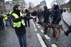 Участники протестной акции "желтых жилетов" и сотрудники полиции в Париже. Место: Париж. Автор: Жюльен Маттиа/РИА Новости. Протестная акция "желтых жилетов" в Париже