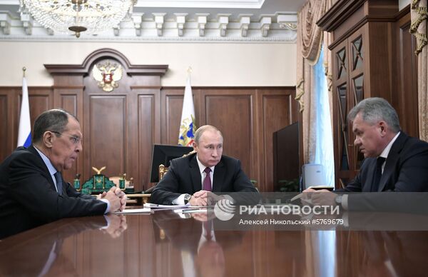 Президент РФ В. Путин встретился с главами МИД и Минобороны РФ С. Лавровым и C. Шойгу