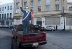 Фигура из картона, изображающая Сальвадора Альенде, в багажнике автомобиля на одной из улиц в Вальпараисо. Место: Чили, Вальпараисо. Автор: Игнасио Амикони. Города мира. Вальпараисо