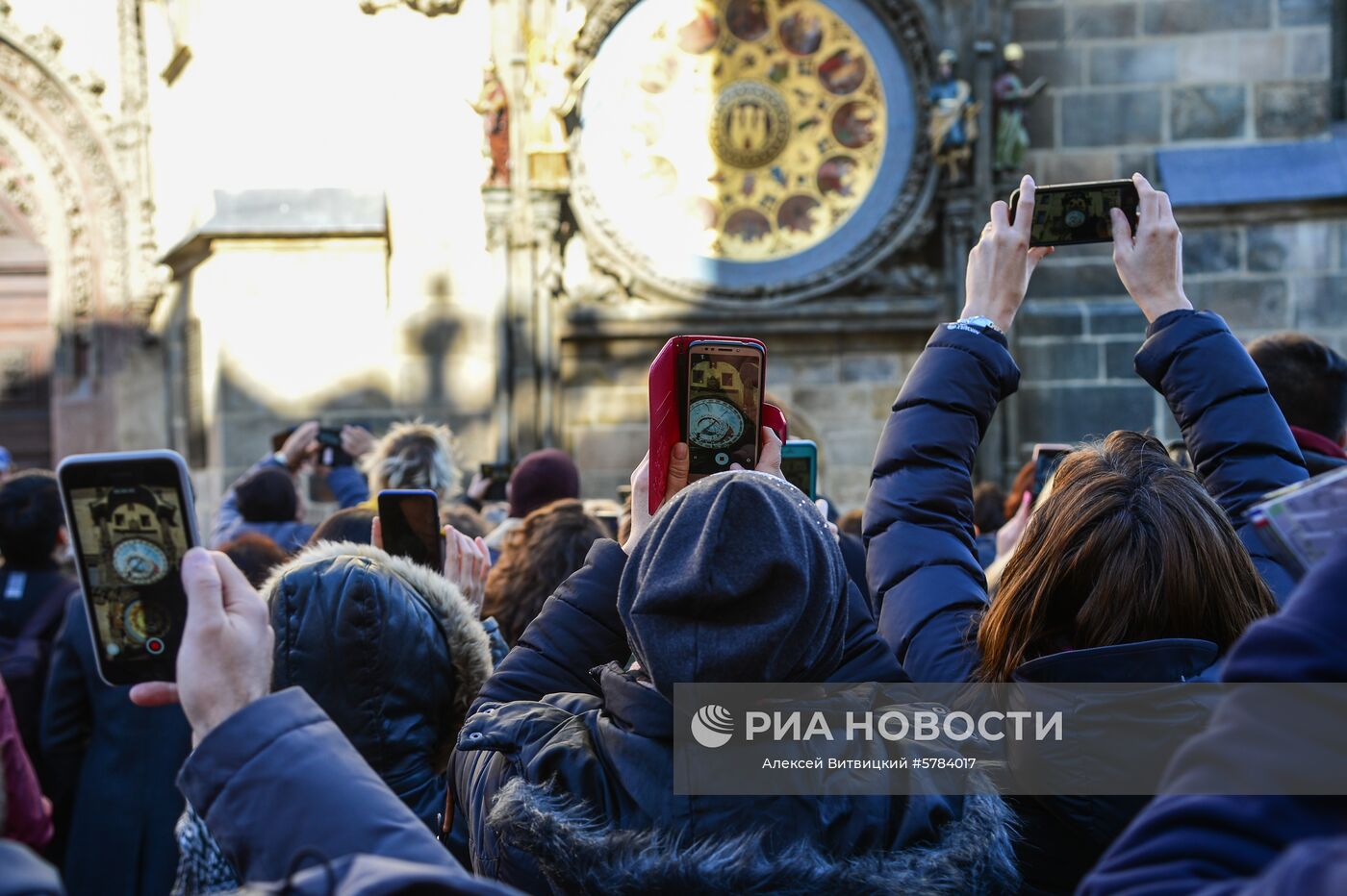 Туристы фотографируют средневековые часы Староместской ратуши на Староместской площади в Праге. Место: Чехия, Прага. Автор: Алексей Витвицкий/РИА Новости. Города мира. Прага