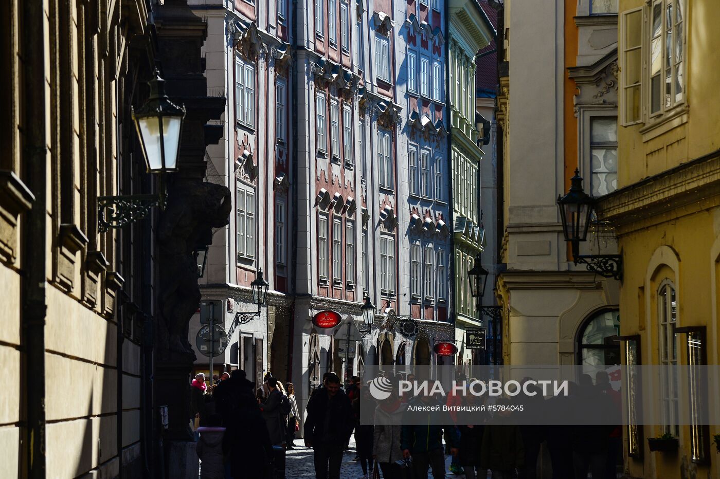 Прохожие на одной из улиц Праги. Место: Чехия, Прага. Автор: Алексей Витвицкий/РИА Новости. Города мира. Прага