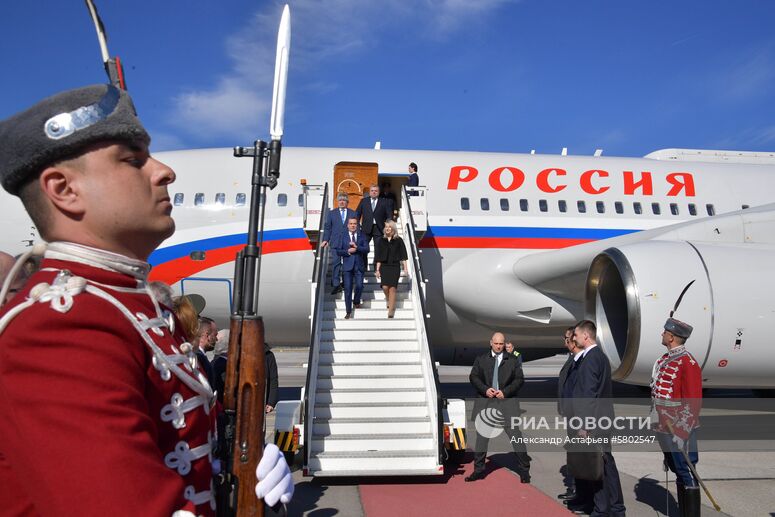4 марта 2019. Председатель правительства РФ Дмитрий Медведев во время церемонии встречи в аэропорту Софии. : Болгария, София. : Александр Астафьев/РИА Новости. Официальный визит премьер-министра РФ Д. Медведева в Болгарию
