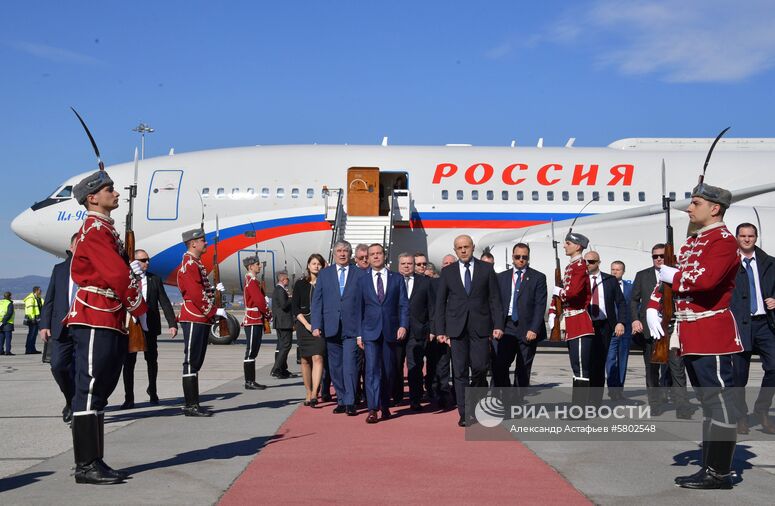 4 марта 2019. Председатель правительства РФ Дмитрий Медведев во время церемонии встречи в аэропорту Софии. : Болгария, София. : Александр Астафьев/РИА Новости. Официальный визит премьер-министра РФ Д. Медведева в Болгарию