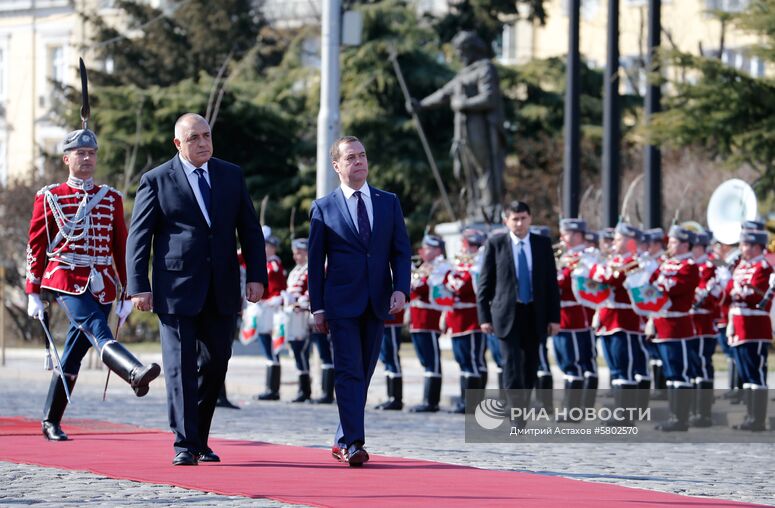 4 марта 2019. Председатель правительства РФ Дмитрий Медведев и премьер-министр Болгарии Бойко Борисов (слева на первом плане) во время церемонии официальной встречи в Софии. : Болгария, София. : Дмитрий Астахов/РИА Новости. Официальный визит премьер-министра РФ Д. Медведева в Болгарию