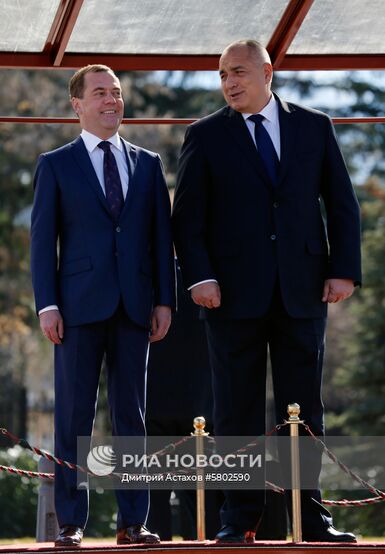 4 марта 2019. Председатель правительства РФ Дмитрий Медведев и премьер-министр Болгарии Бойко Борисов (справа) во время церемонии официальной встречи в Софии. : Болгария, София. : Дмитрий Астахов/РИА Новости. Официальный визит премьер-министра РФ Д. Медведева в Болгарию