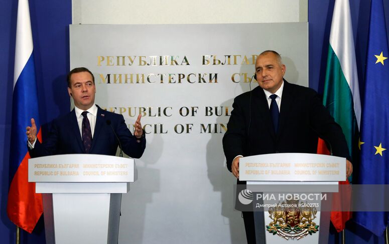 4 марта 2019. Председатель правительства РФ Дмитрий Медведев и премьер-министр Болгарии Бойко Борисов (справа) во время совместного заявления для прессы по итогам российско-болгарских переговоров в Софии. : Болгария, София. : Дмитрий Астахов/РИА Новости. Официальный визит премьер-министра РФ Д. Медведева в Болгарию