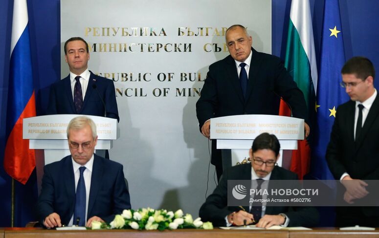 4 марта 2019. Председатель правительства РФ Дмитрий Медведев и премьер-министр Болгарии Бойко Борисов (слева направо на втором плане) на церемонии подписания совместных документов по итогам российско-болгарских переговоров в Софии. Слева - заместитель министра иностранных дел РФ Александр Грушко, второй справа - заместитель министра иностранных дел Болгарии Юрий Штерк. : Болгария, София. : Дмитрий Астахов/РИА Новости. Официальный визит премьер-министра РФ Д. Медведева в Болгарию