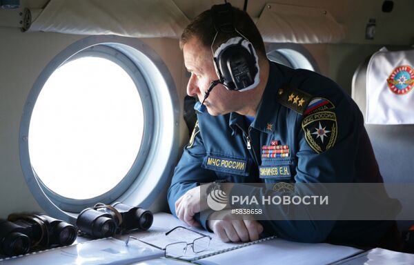 Глава МЧС России Е. Зиничев осмотрел место схода грунта на русло реки Бурея