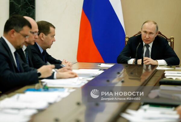 Президент РФ В. Путин провел совещание с членами правительства РФ
