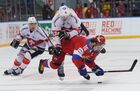 Игрок сборной России Сергей Плотников (справа) и игрок сборной Швейцарии Кристиан Марти (вверху) в товарищеском матче Европейского хоккейного вызова между сборными командами России и Швейцарии. Место: Россия, Сочи. Автор: Артур Лебедев. Хоккей. Еврочеллендж. Матч Россия - Швейцария